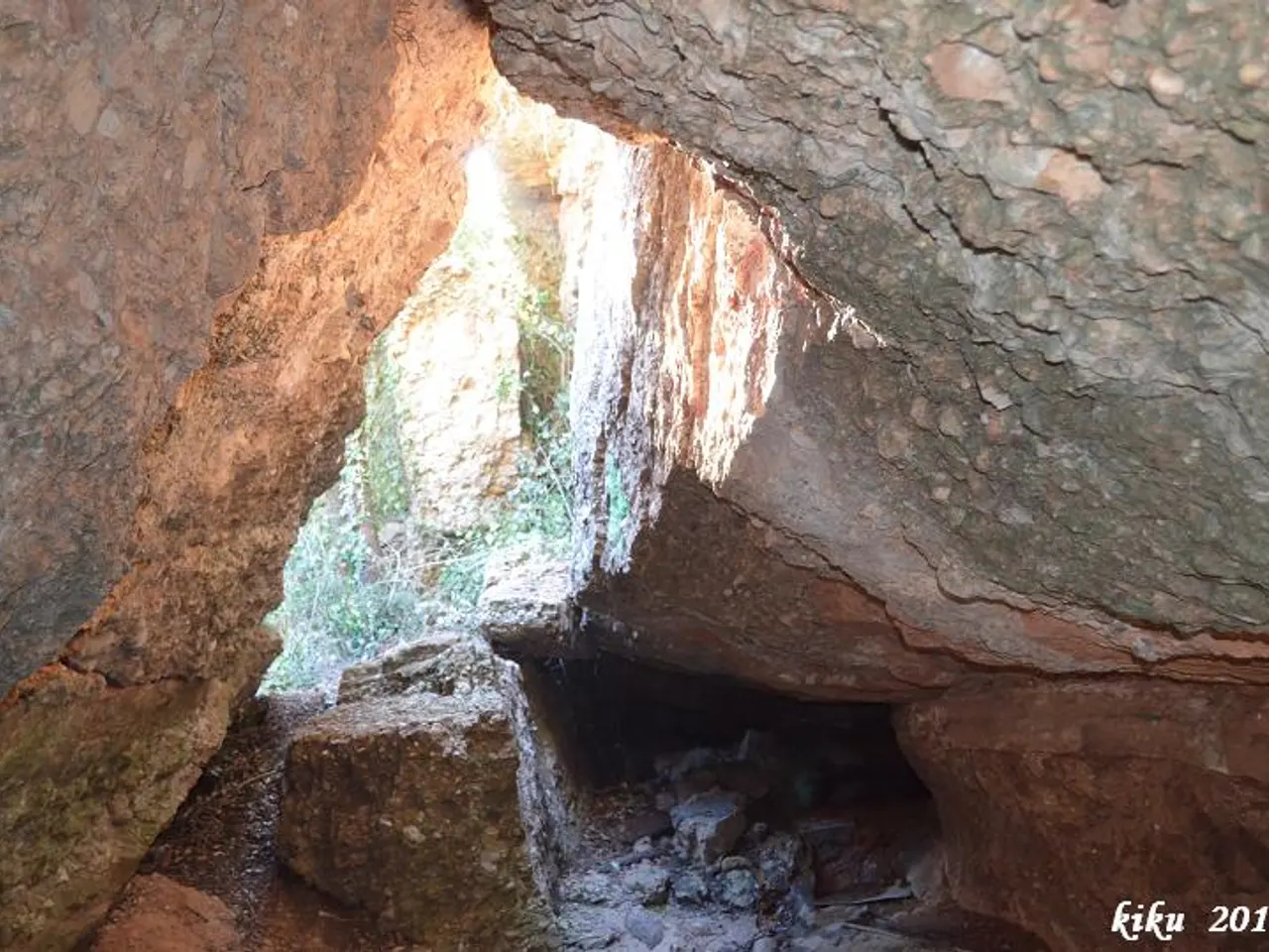 Fotografia de FONT DE L'ESLLAVISSADA, COVA DE LA