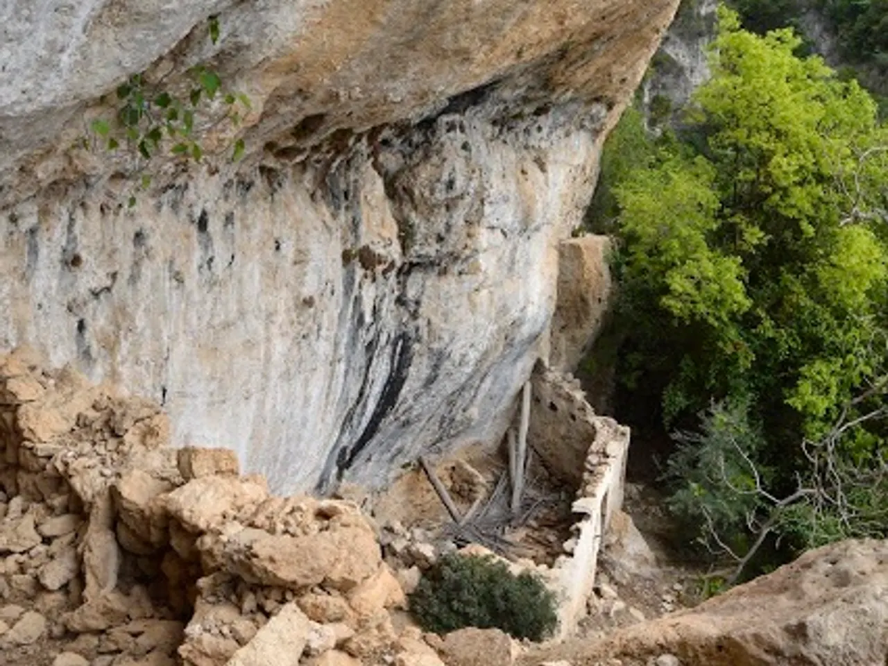 Fotografia de AIGUADONZELLA, COVES D'