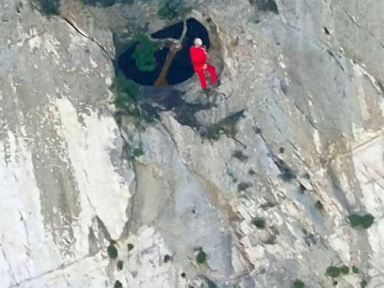Fotografia de PENJADA DEL TORRENT D'ESPINAU, COVA