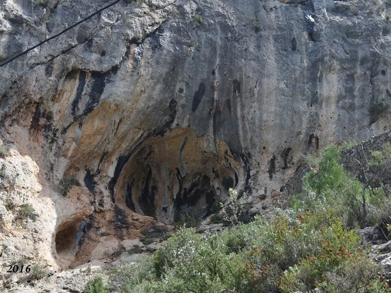 Fotografia de LLENA, COVES DE LA