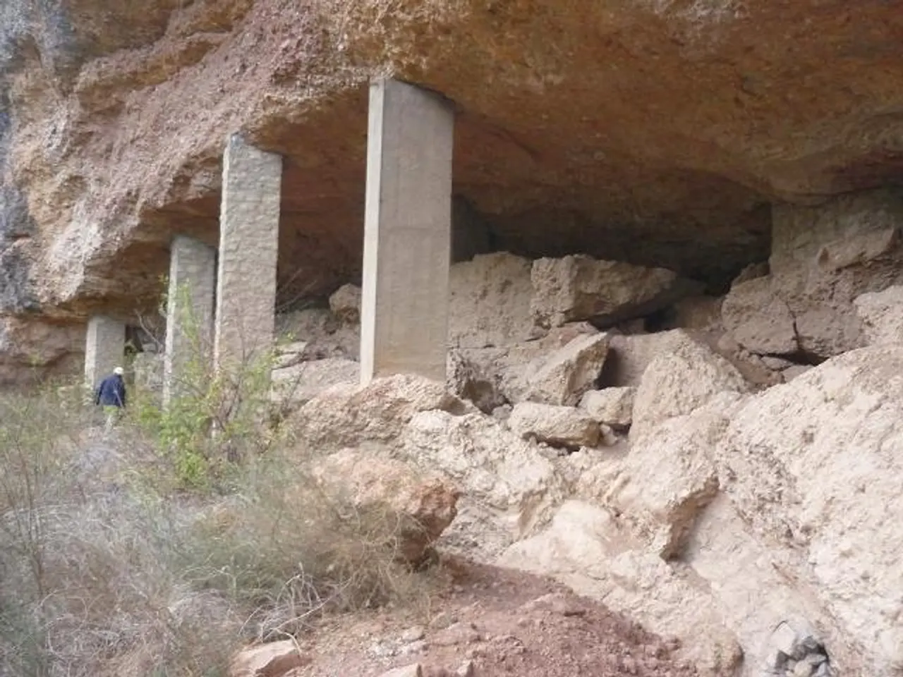 Fotografia de PILONS, COVA DELS