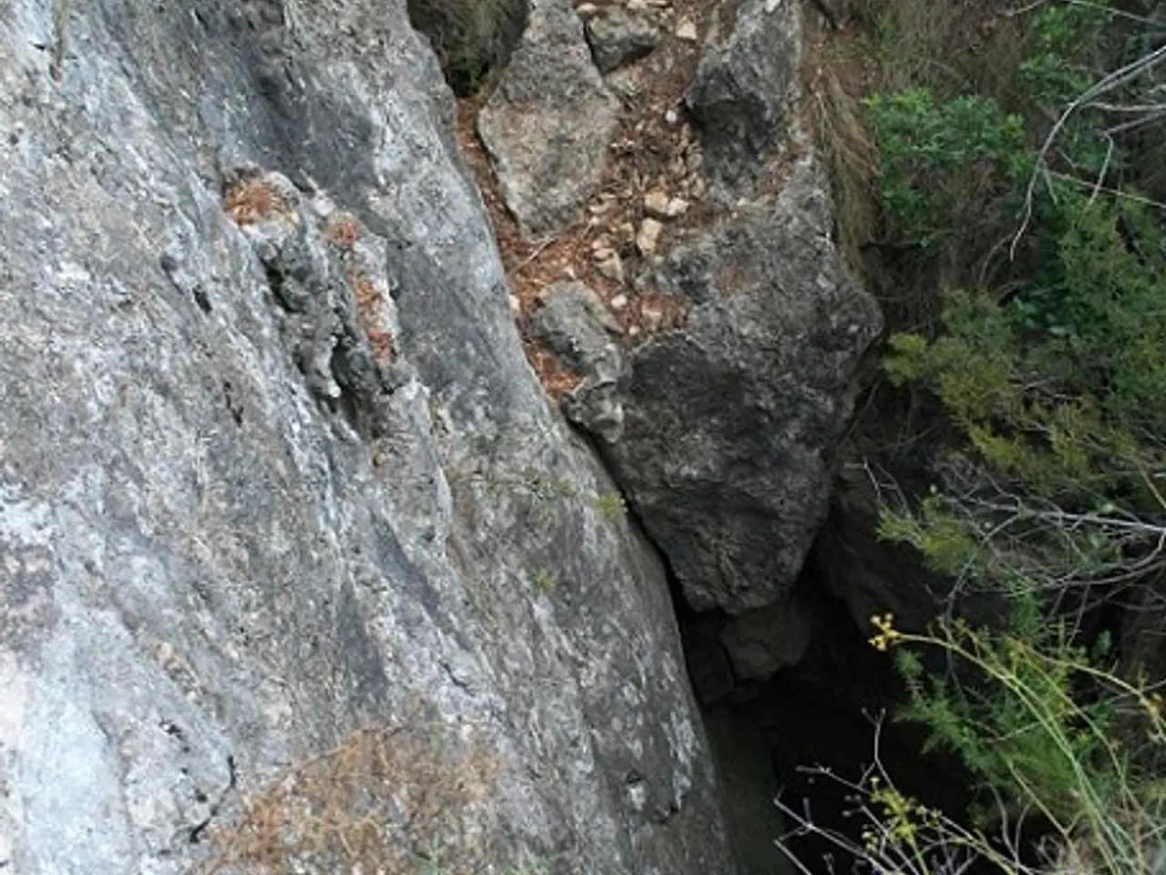 Fotografia de ROCA D'EN BENET, AVENC DE LA