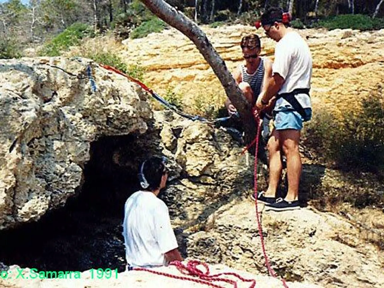 Fotografia de CALA DE LA MÓRA, AVENC I COVA DE LA