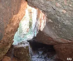 Fotografia de FONT DE L'ESLLAVISSADA, COVA DE LA (1 de 3)