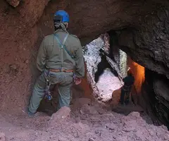 Fotografia de DUES BOQUES, AVENC DE LES (3 de 4)