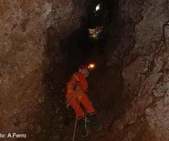 Fotografia de CANAL DE LES TEIXONERES, AVENC DE LA (2 de 3)