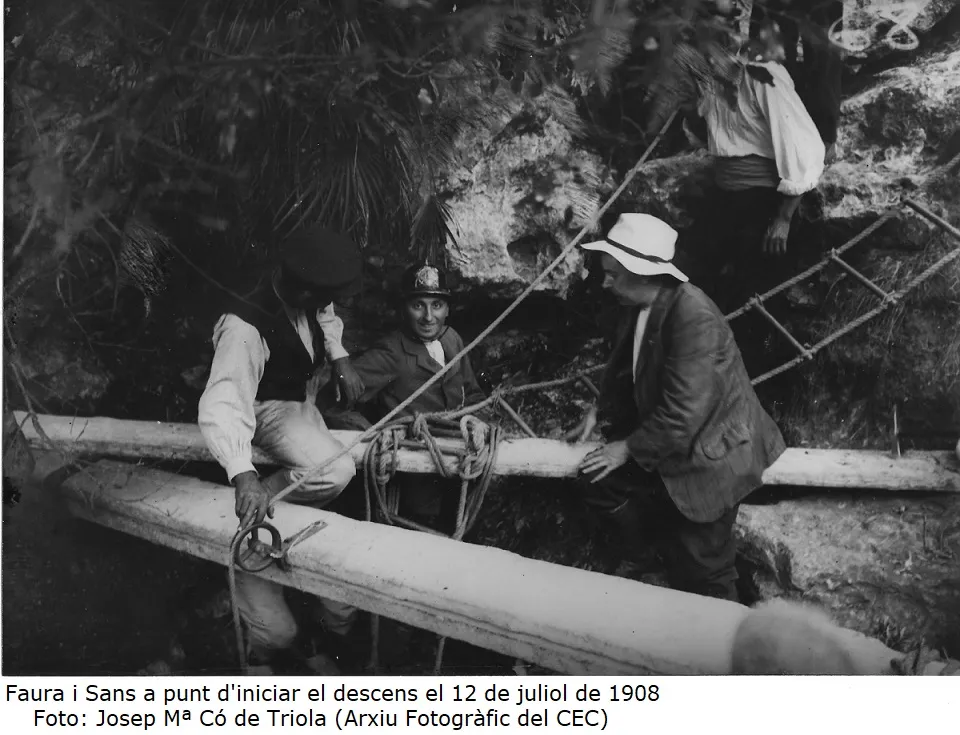 Fotografia de ESQUERRÀ, AVENC DE L' (1 de 31)