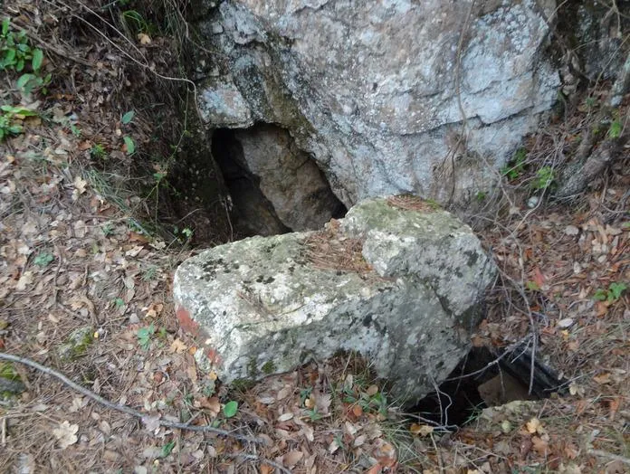 Photograph of DUES BOQUES, COVA DE LES (3 of 4)