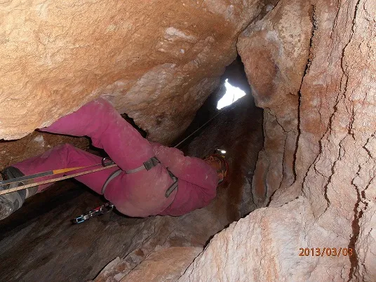 Fotografia de ROCA D'ABELLA, AVENC DE (3 de 3)
