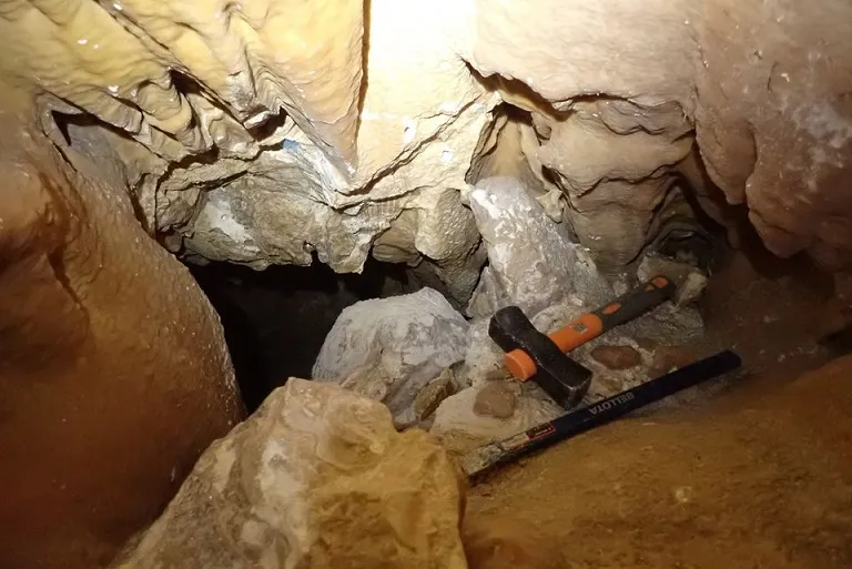 Fotografia de PEDRERA DE L'ANTIC, FORAT DE LA (3 de 8)
