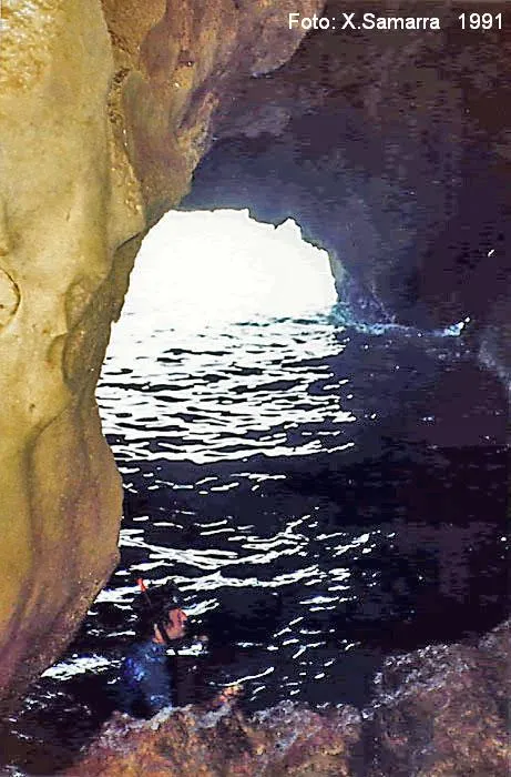 Fotografia de CALA DE LA MÓRA, AVENC I COVA DE LA (4 de 6)