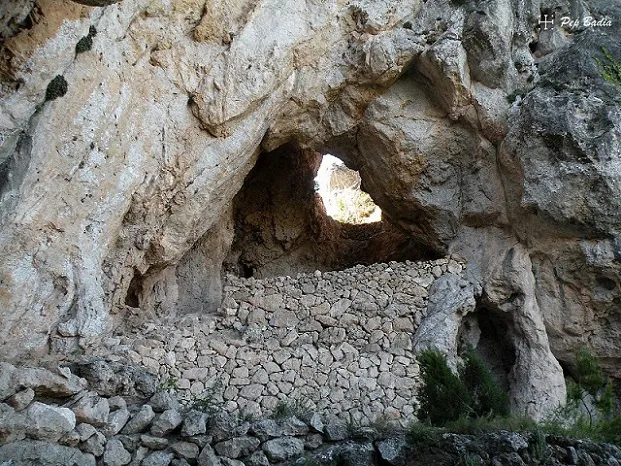 Photograph of LLUMINOSA, COVA (1 of 1)
