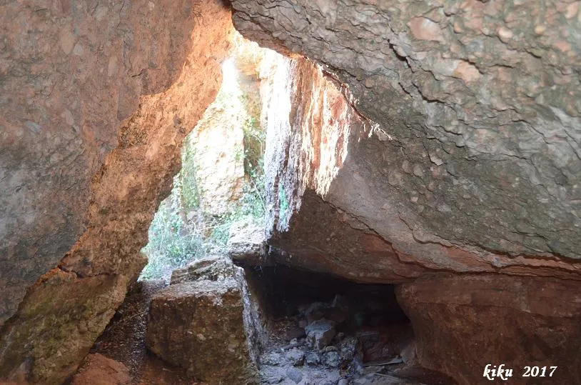 Fotografia de FONT DE L'ESLLAVISSADA, COVA DE LA (1 de 3)
