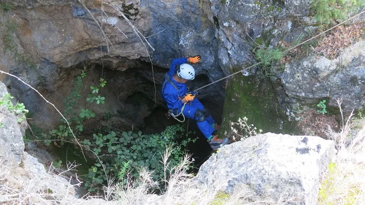 Fotografía de ESQUIROLET, AVENC DE L' (3 de 6)