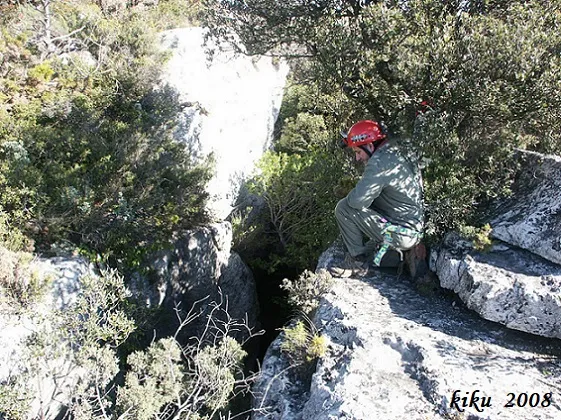 Fotografia de VENES, ESQUERDES DE LES - ROJALONS, AVENC GRAN DE (3 de 12)