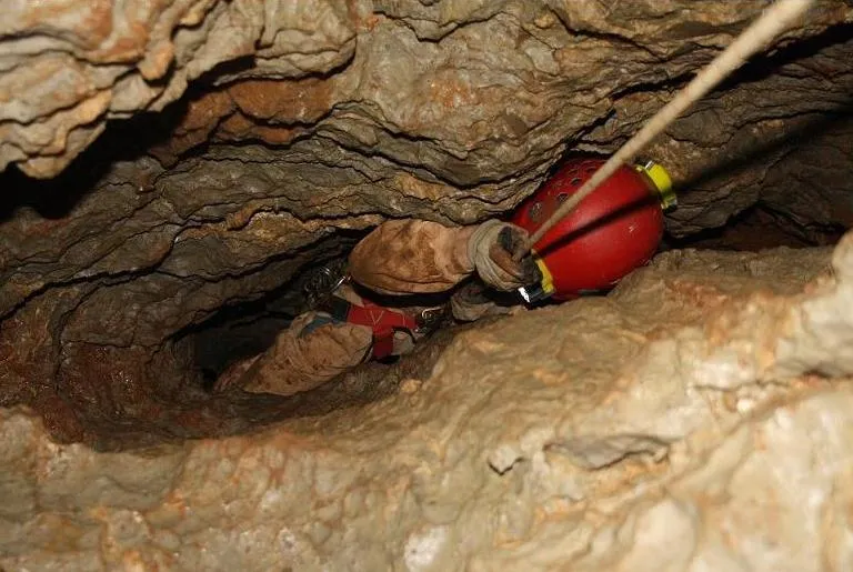 Fotografia de ARQUEÒLEGS, AVENC DELS (2 de 5)