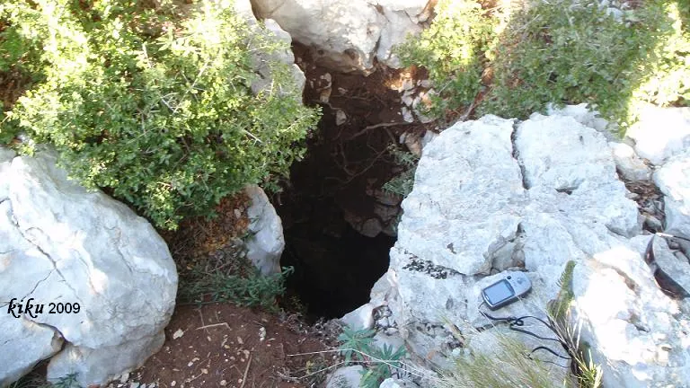 Fotografia de CARENA DE LES ALZINES, AVENC DE LA (1 de 7)