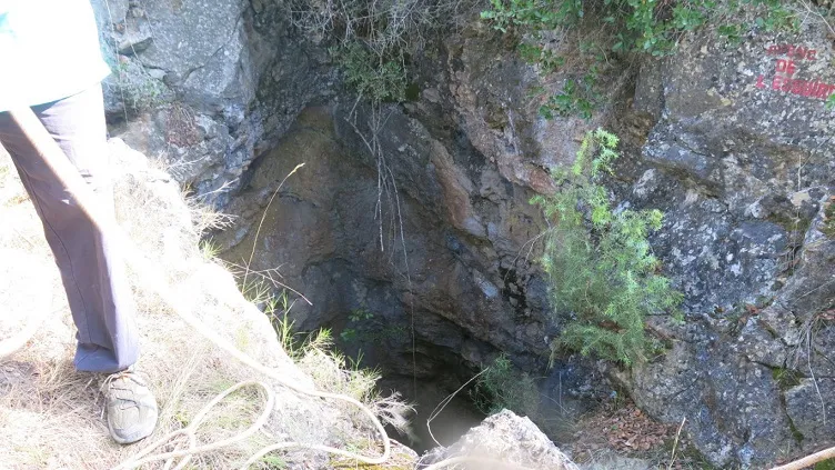 Fotografía de ESQUIROLET, AVENC DE L' (6 de 6)