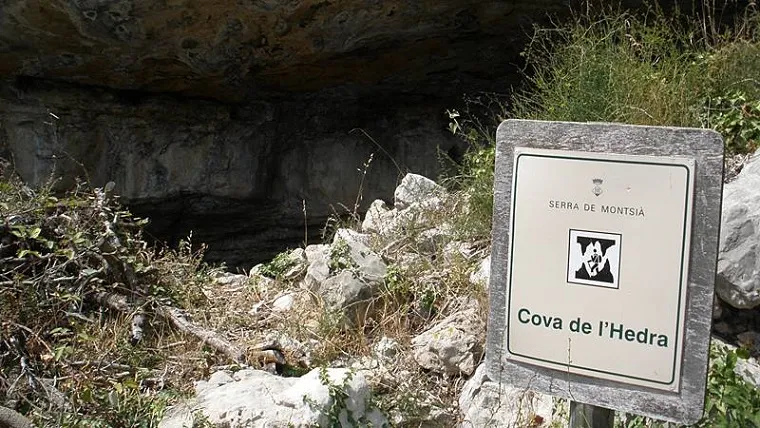 Photograph of HEDRA, COVA DE L' (1 of 2)
