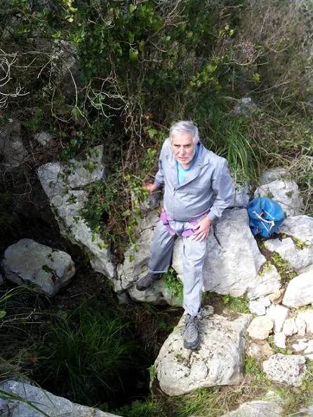 Fotografía de ARANYES ROGES, AVENC DE LES (1 de 2)