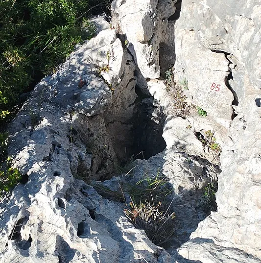 Fotografía de FORADADA, AVENC DE LA (1 de 5)