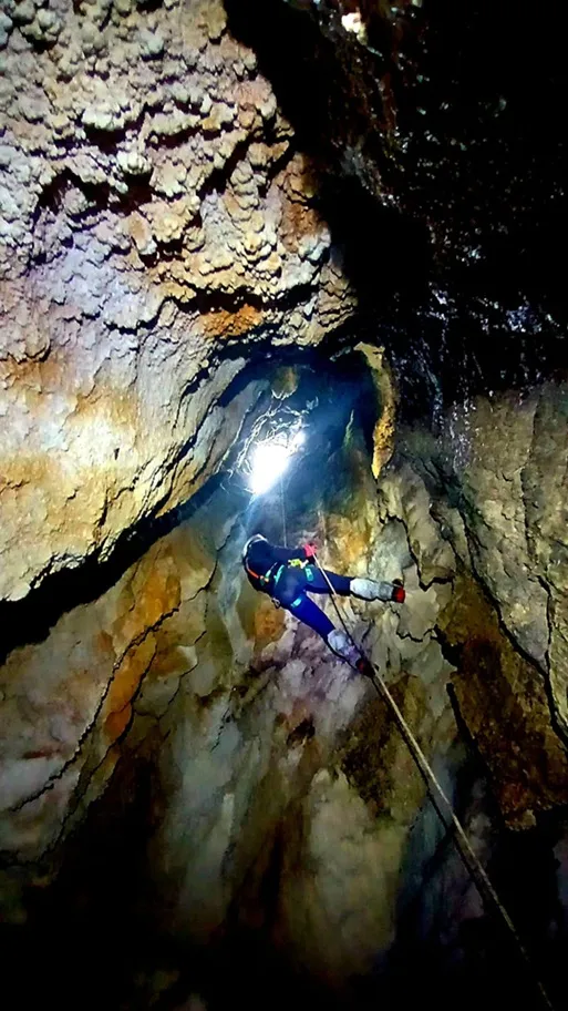 Fotografia de ROCA ROJA, AVENC DE (3 de 3)