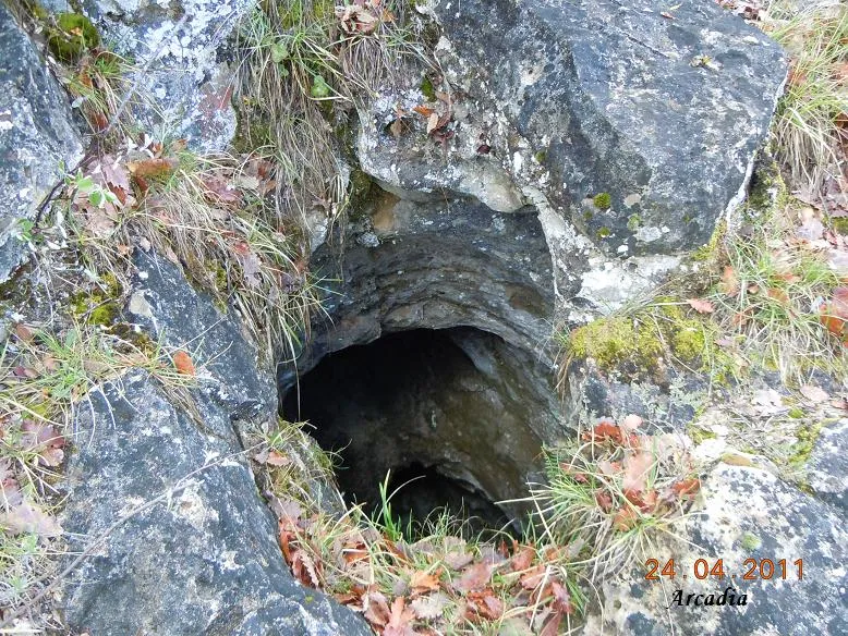 Fotografia de CAMÍ DEL BARRANC DE LA MAÇANA, AVENC DEL (2 de 2)