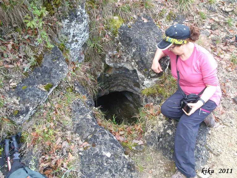 Fotografia de CAMÍ DEL BARRANC DE LA MAÇANA, AVENC DEL (1 de 2)