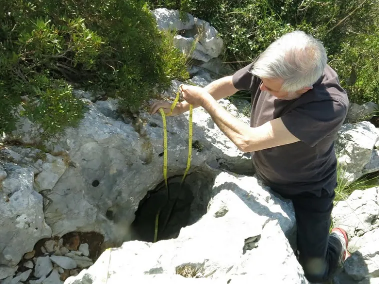 Fotografía de BRANQUES, AVENC DE LES (2 de 2)