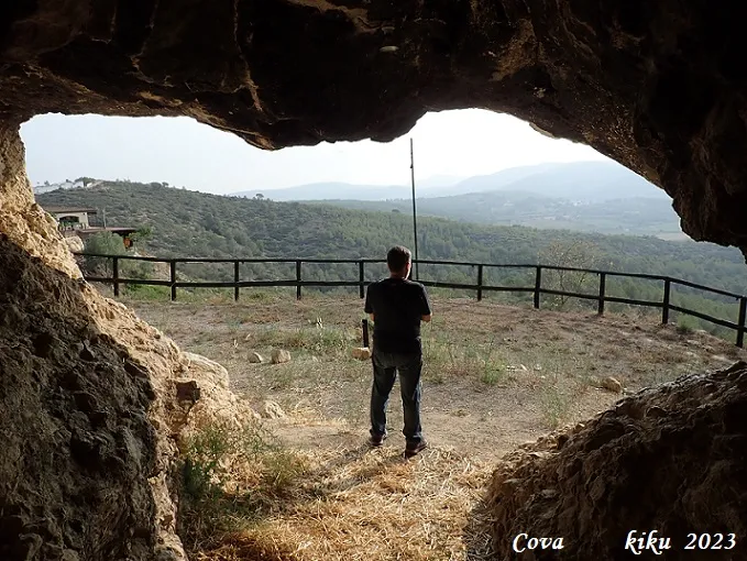 Fotografia de GUNYOLES, COVA I ABRIC DE LES (2 de 4)