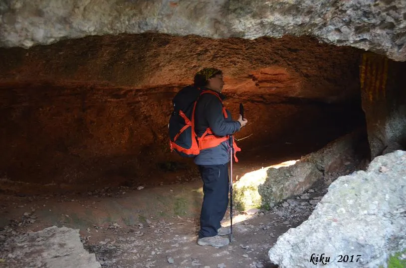 Fotografia de FONT DE L'ESLLAVISSADA, COVA DE LA (2 de 3)
