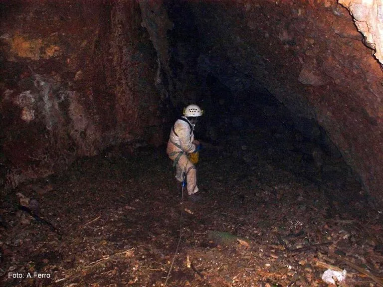 Fotografia de SOT DE LA BÓTA, AVENC DEL (3 de 4)