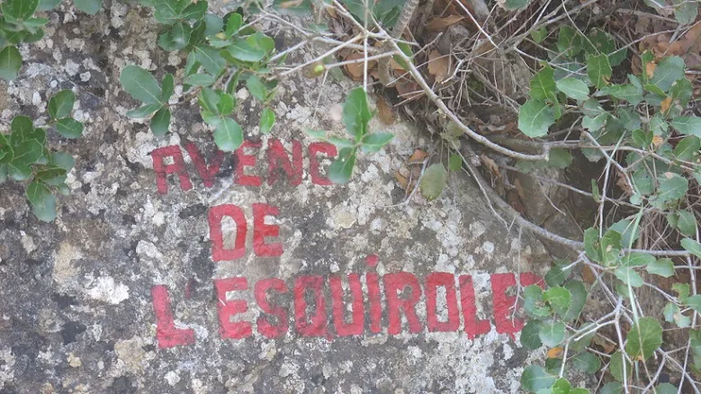 Fotografía de ESQUIROLET, AVENC DE L' (1 de 6)