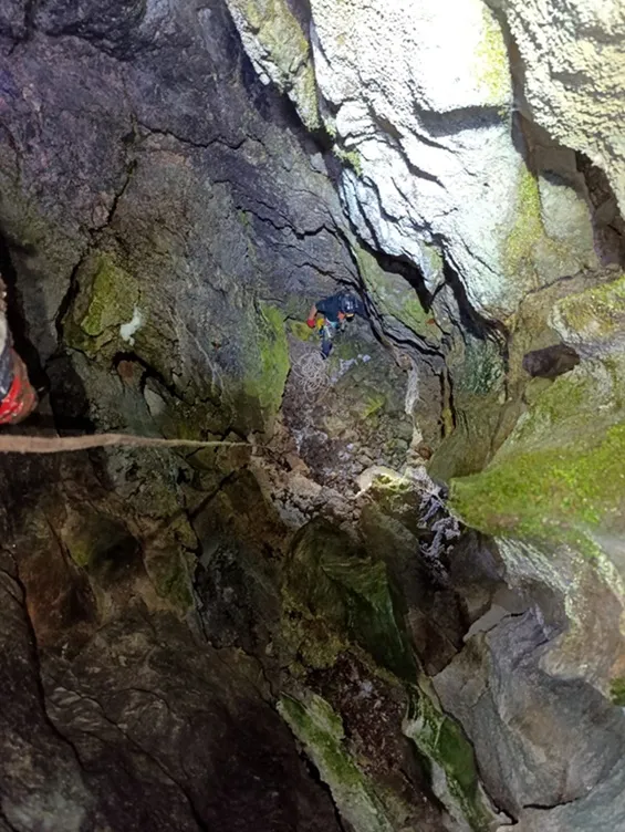 Fotografia de ROCA ROJA, AVENC DE (2 de 3)