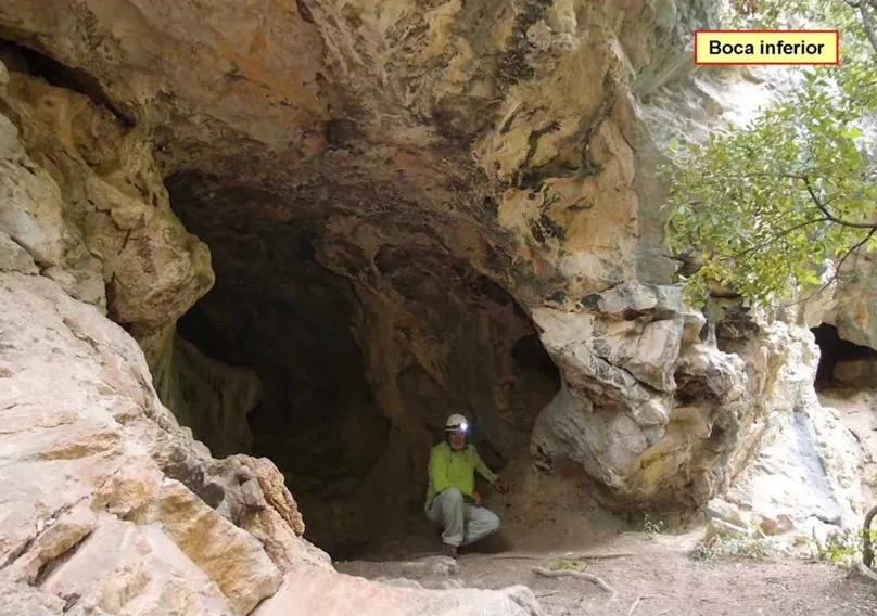 Photograph of RIERA D'ESCALES, COVA DE LA (2 of 7)