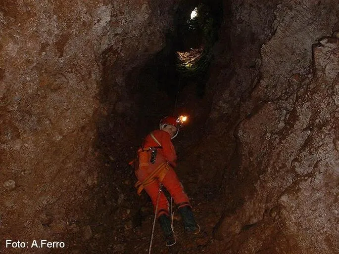 Fotografia de CANAL DE LES TEIXONERES, AVENC DE LA (2 de 3)