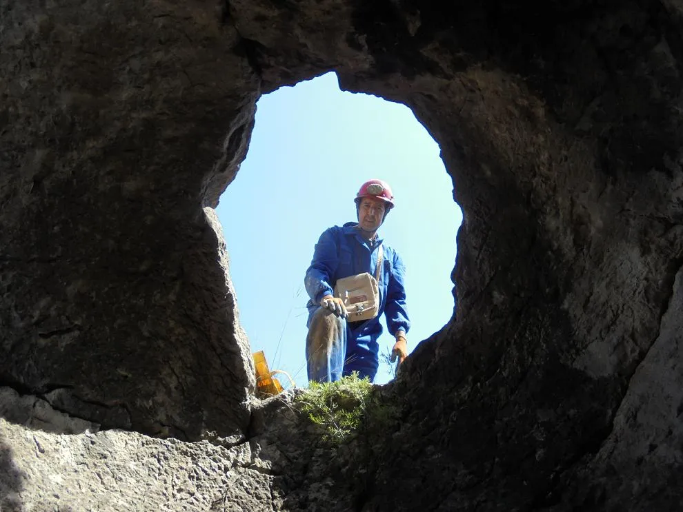 Fotografia de TEULERIA, COVA-AVENC DE LA (1 de 3)