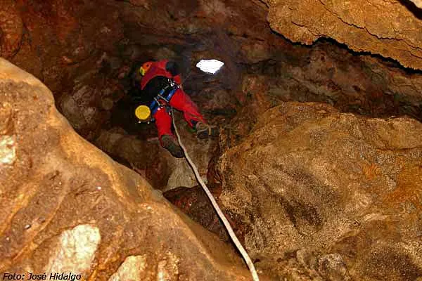 Fotografia de PENYES DEL FUSTER, AVENC DE LES (3 de 5)
