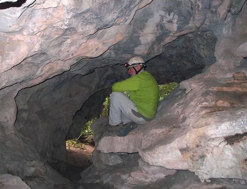 Photograph of RIERA D'ESCALES, COVA DE LA (4 of 7)