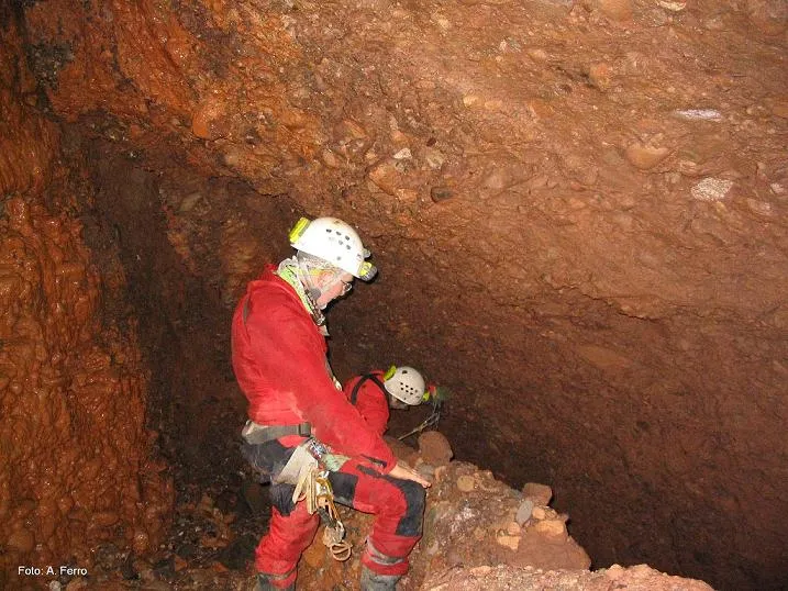 Fotografía de ALADERNAR, AVENC DE L' (3 de 3)