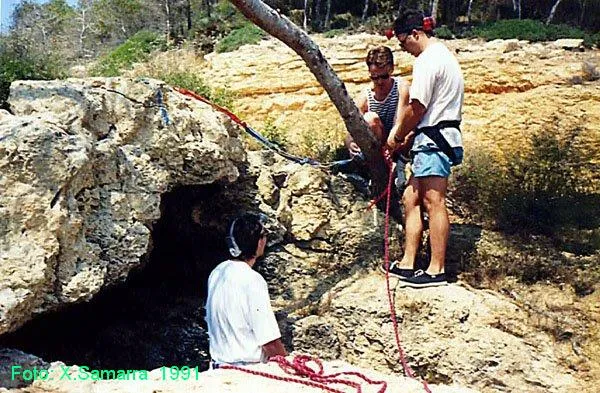 Fotografia de CALA DE LA MÓRA, AVENC I COVA DE LA (1 de 6)